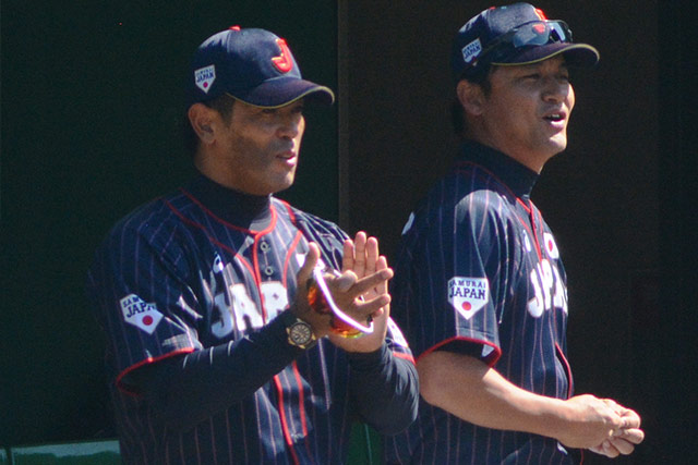 始球式で拍手を贈る稲葉篤紀監督と金子誠ヘッドコーチ