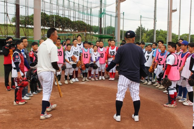 大久保秀昭監督の話を聞く選手たち