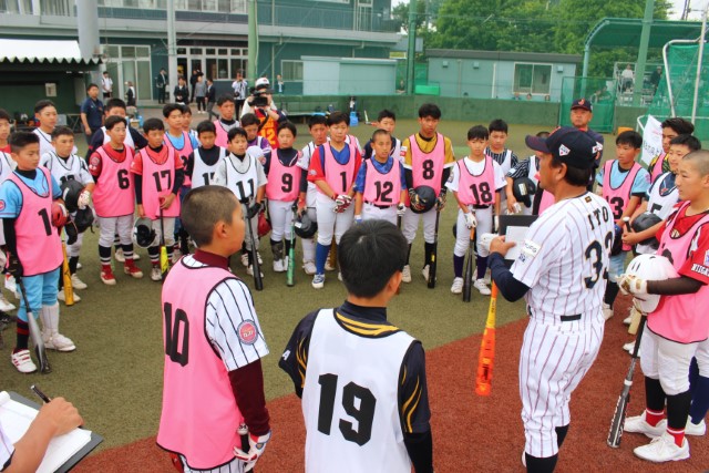 伊藤敏夫コーチの話を聞く選手たち