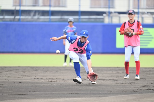 ノックを受ける選手