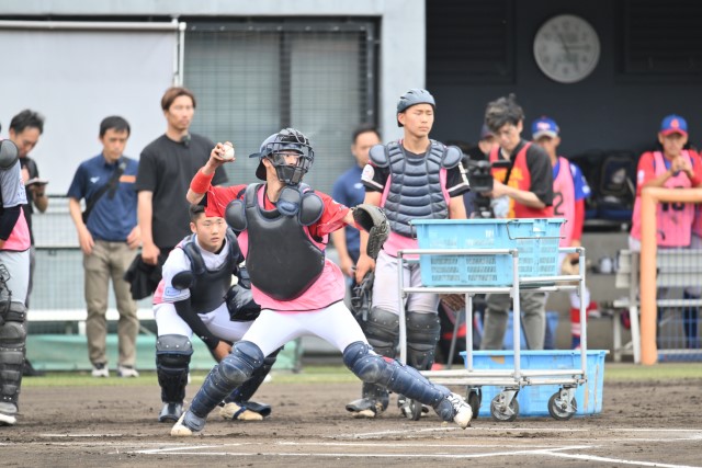 二塁送球を行う捕手陣