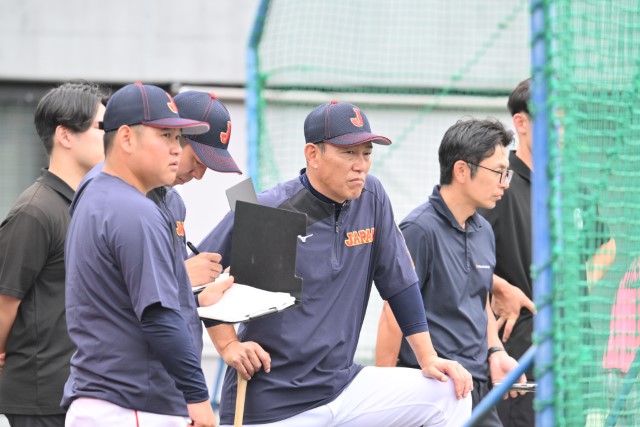シート打撃を見守る井端弘和監督