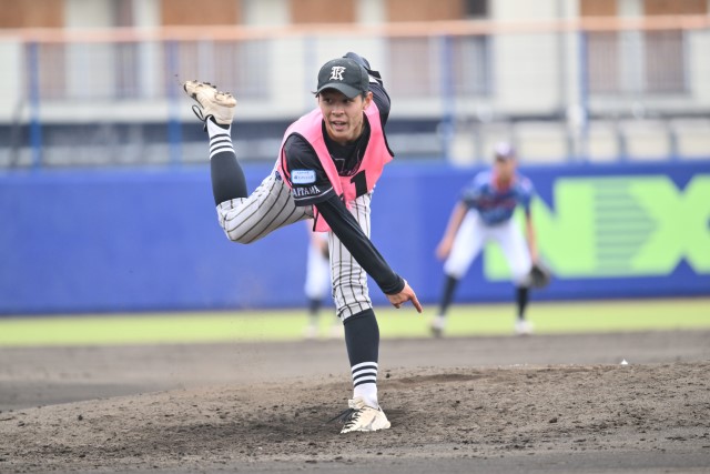 シート打撃で力投する投手