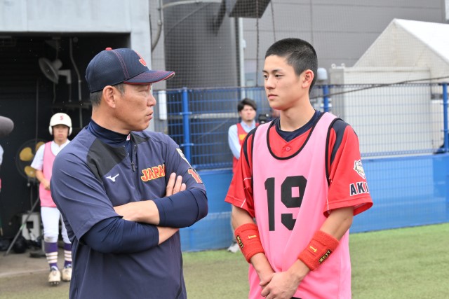 選手に声をかける井端弘和監督