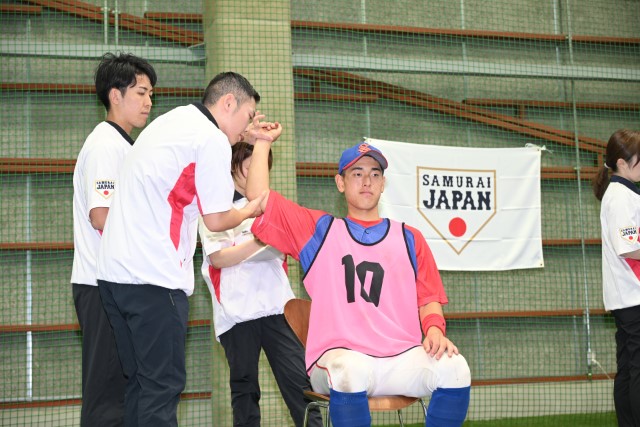 メディカルチェックを受ける選手