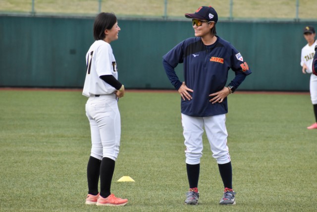 柏崎咲和(大阪体育大)と中島梨紗監督