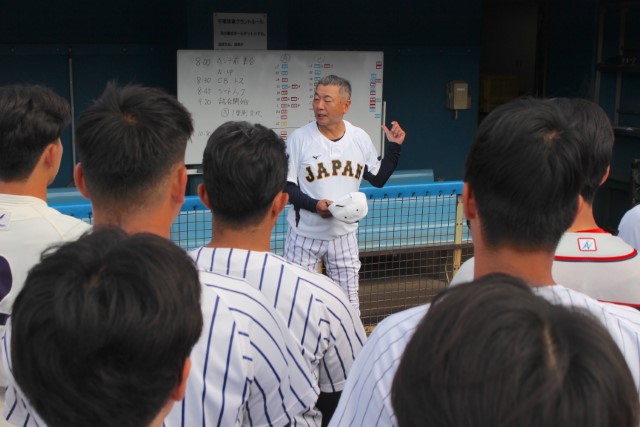 選手たちに話をする安江均コーチ