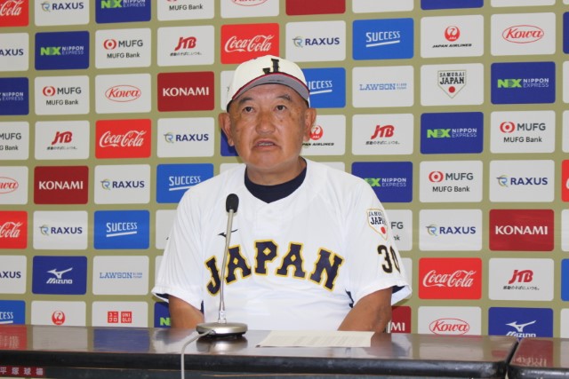 記者会見で質疑応答を行う堀井哲也監督