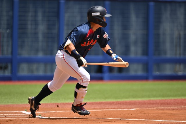 投手強襲の安打を放つ小田康一郎(青山学院大)