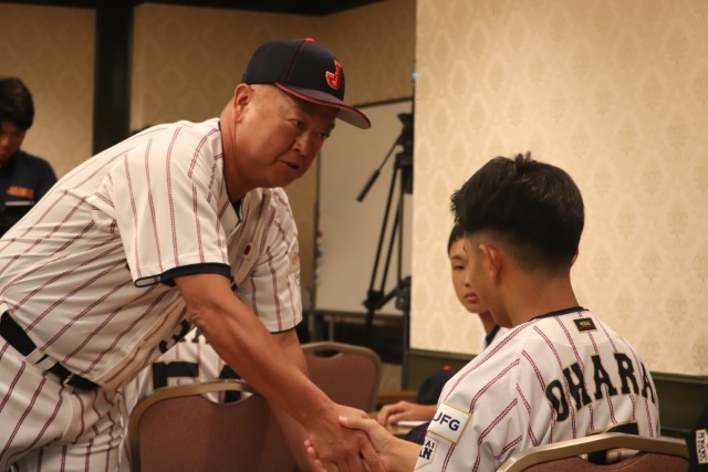 集合時に選手全員と握手を交わす大久保秀昭監督