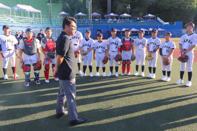 選手たちにエールを送る侍ジャパントップチームの井端弘和監督