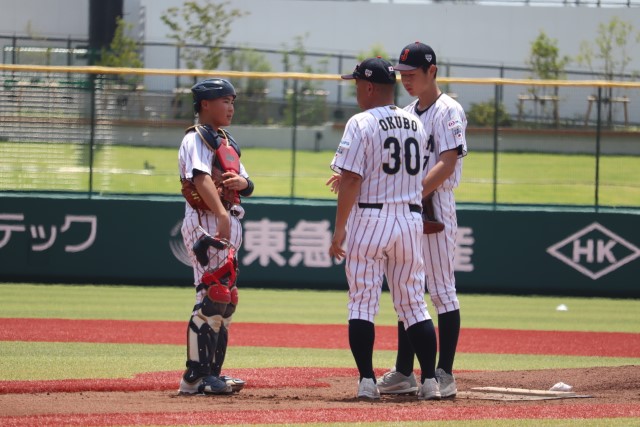 マウンドへ向かう大久保秀昭監督