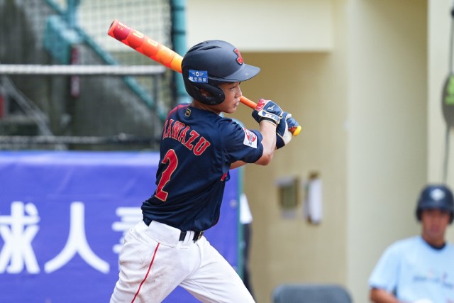 内野安打を放つ河津勇誇(糸島ボーイズ)