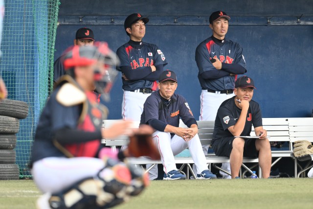 試合を見つめる首脳陣ら