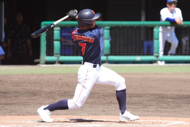 川口蒼旺(神戸国際大付)が俊足を活かして出塁