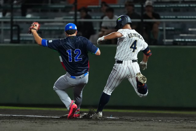 奥村凌大(横浜)が内野安打で出塁