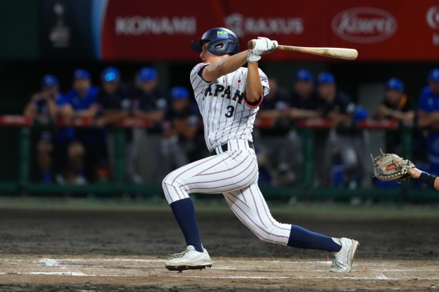 ヒットを放つ今岡拓夢(神村学園)