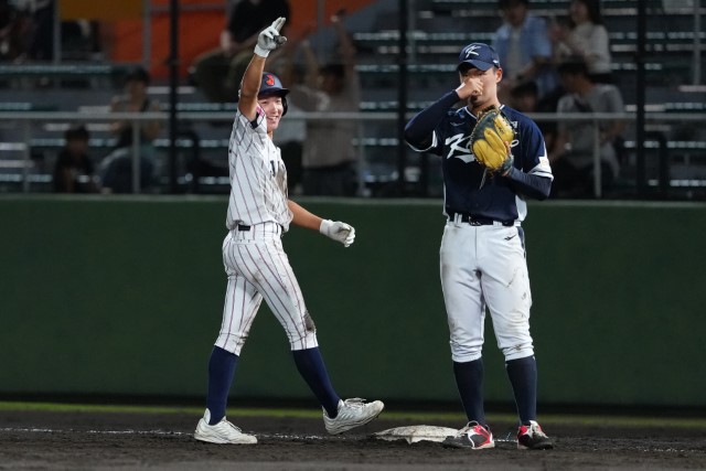 タイムリーを放つ高畑知季(東洋大姫路)