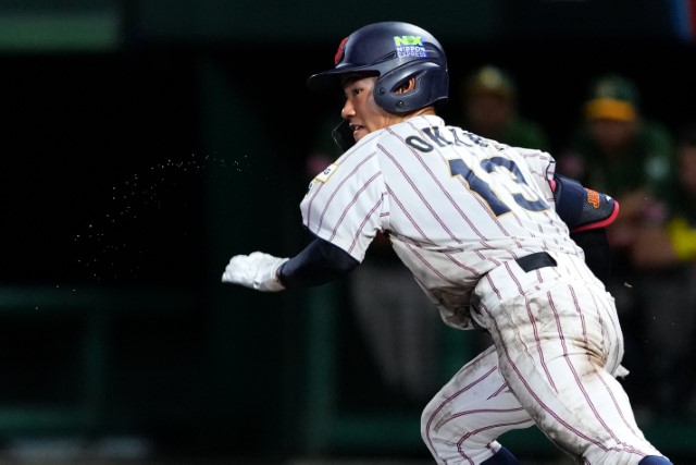 内野安打を放つ岡部飛雄馬(敦賀気比)