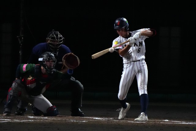 左中間への三塁打を放つ高畑知季(東洋大姫路)