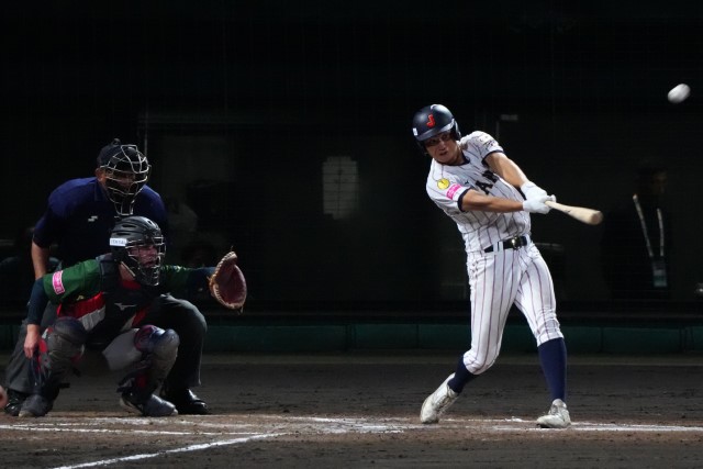 2ラン本塁打を放つ今岡拓夢(神村学園)