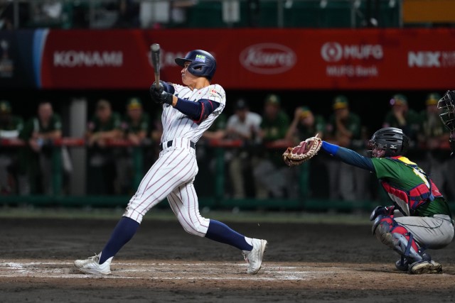 タイムリーを放つ川口蒼旺(神戸国際大付)