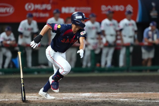 先頭の阿部葉太(横浜)がヒットで出塁