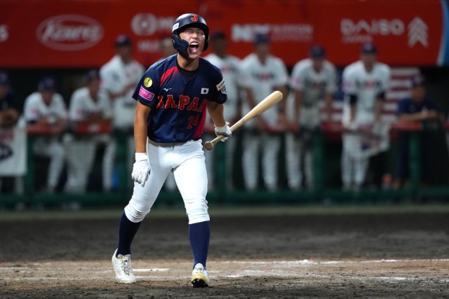 坂本慎太郎(関東第一)が粘り四球を選ぶ