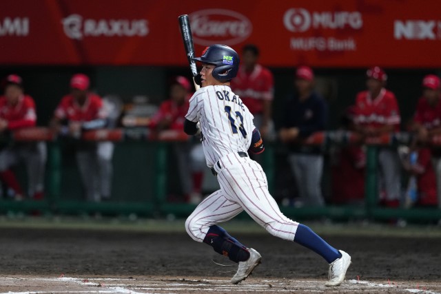 ヒットを放つ岡部飛雄馬(敦賀気比)