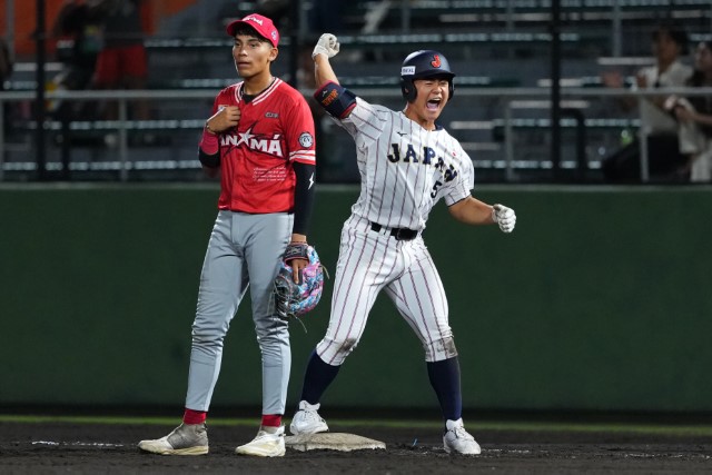 為永皓(横浜)が同点タイムリーを放つ