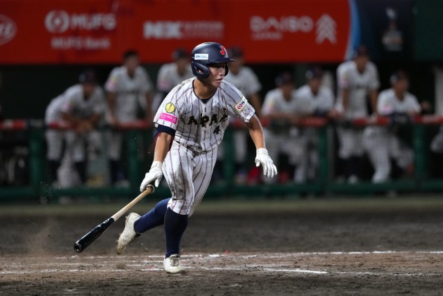 2点タイムリーを放つ奥村凌大(横浜)
