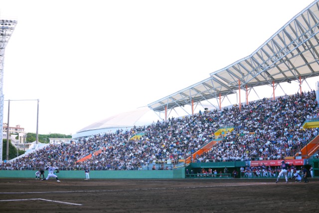 多くの観客が詰めかけた沖縄セルラースタジアム那覇