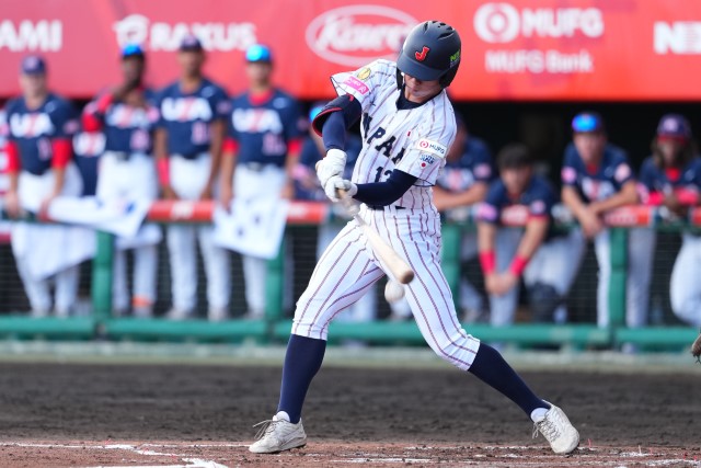 内野安打を放つ藤森海斗(明徳義塾)