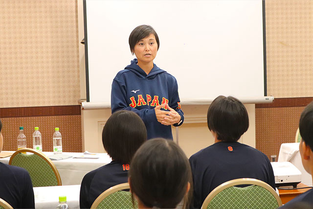 選手たちに話をする中島梨紗監督