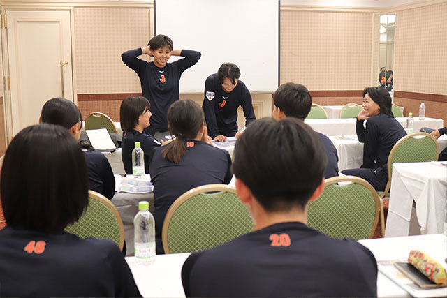 和やかな雰囲気の選手ミーティング
