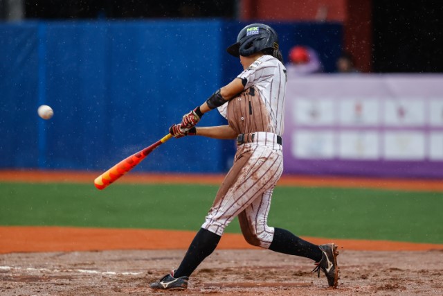 2点タイムリー二塁打を放つ富田彩加(桃山学院大)