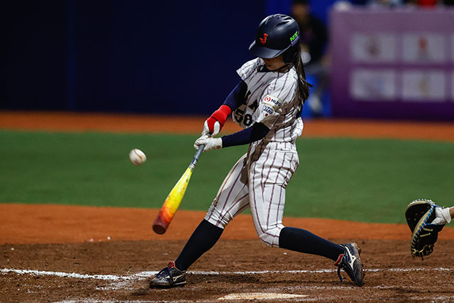 犠牲フライを放つ小川舞(新潟医療福祉大)