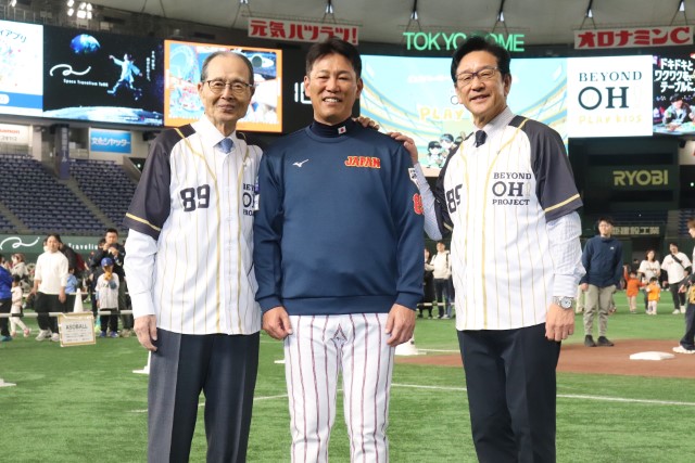 王貞治氏と栗山英樹氏から激励される井端弘和監督