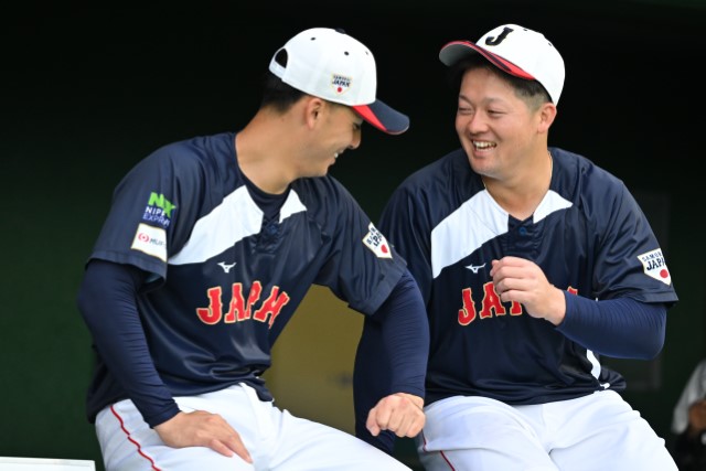 談笑する牧秀悟(DeNA)と村林一輝(楽天)