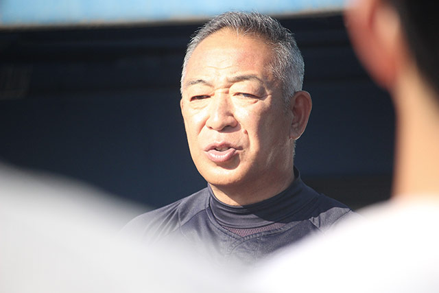 締めの挨拶をする鈴木英之監督