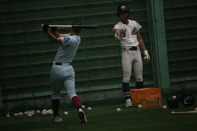 トス打撃を行う小久保成逢(近大付)と猪俣陽向(聖光学院)