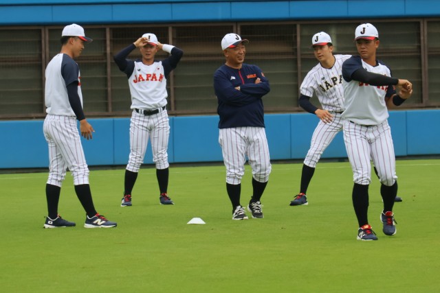 選手たちと会話を交わす鈴木英之監督