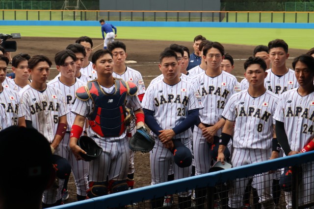 鈴木英之監督のミーティングを聞く選手たち