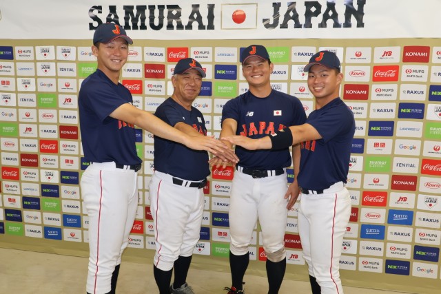 鈴木泰成(青山学院大)、鈴木英之監督、渡部海(青山学院大)、榊原七斗(明治大)