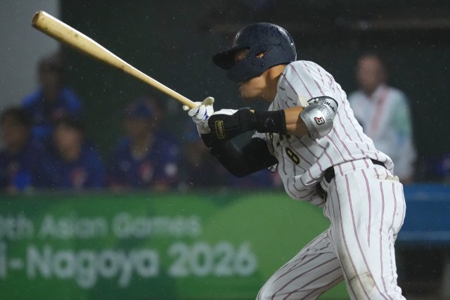 タイムリー二塁打を放つ向山基生(NTT東日本)